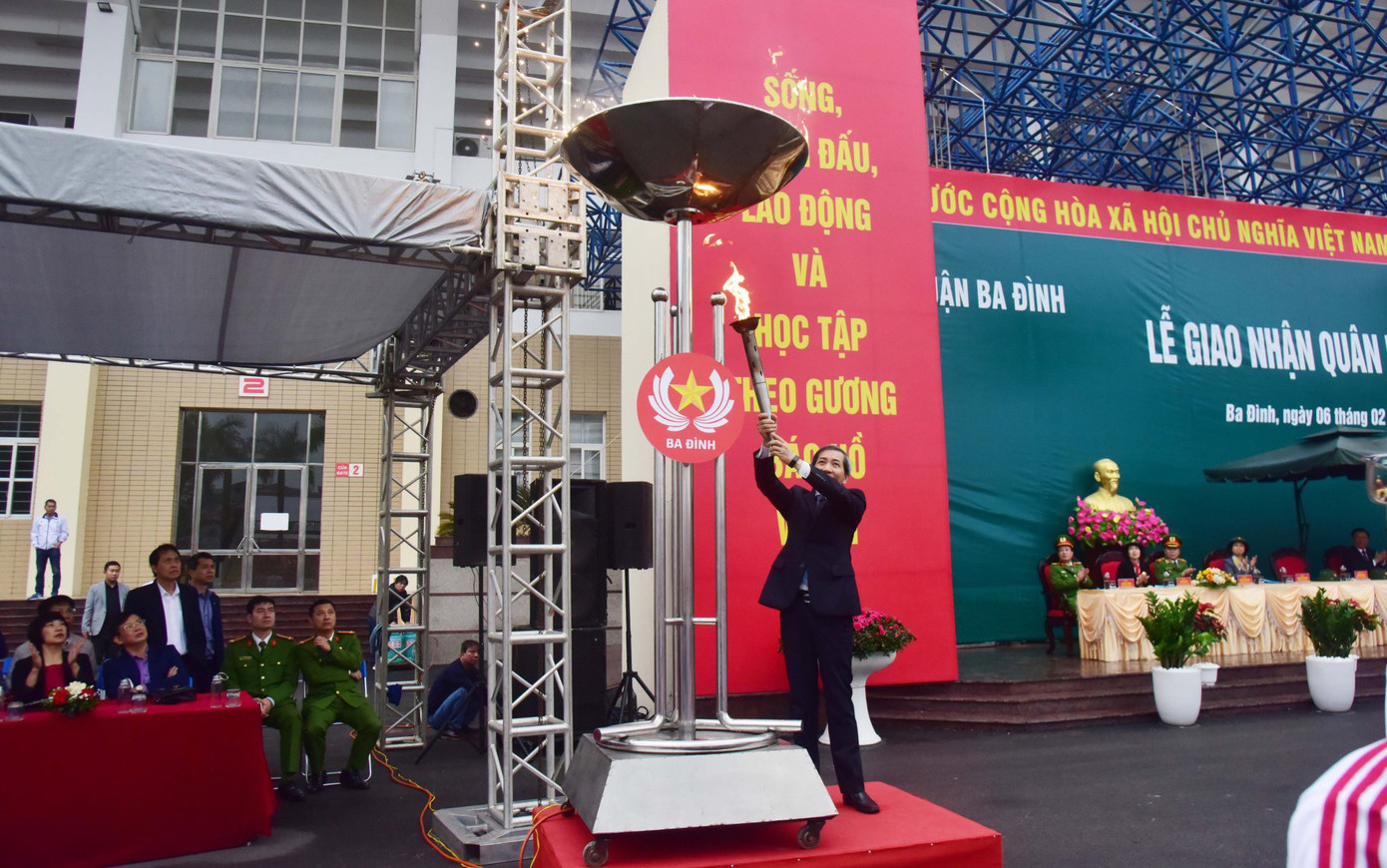 Tại lễ giao nhận quân, lãnh đạo các địa phương đã thắp lửa truyền thống và đánh trống động viên, thúc giục thanh niên sôi nổi lên đường bảo vệ Tổ quốc và Nhân dân