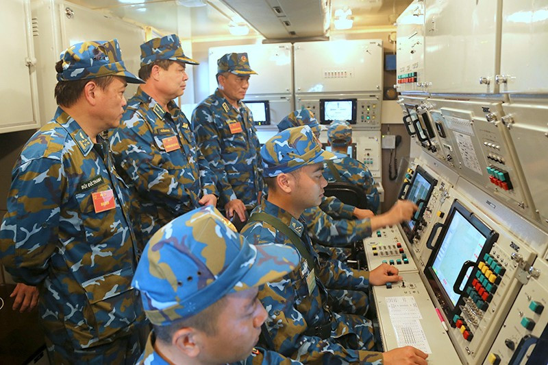 Lãnh đạo Bộ Tư lệnh Quân chủng Phòng không - Không quân kiểm tra kíp chiến đấu Tiểu đoàn 184 (Trung đoàn 213, Sư đoàn Phòng không 363) trong một cuộc diễn tập, tháng 10/2023. Lãnh đạo Bộ Tư lệnh Quân chủng Phòng không - Không quân kiểm tra kíp chiến đấu Tiểu đoàn 184 (Trung đoàn 213, Sư đoàn Phòng không 363) trong một cuộc diễn tập, tháng 10/2023.