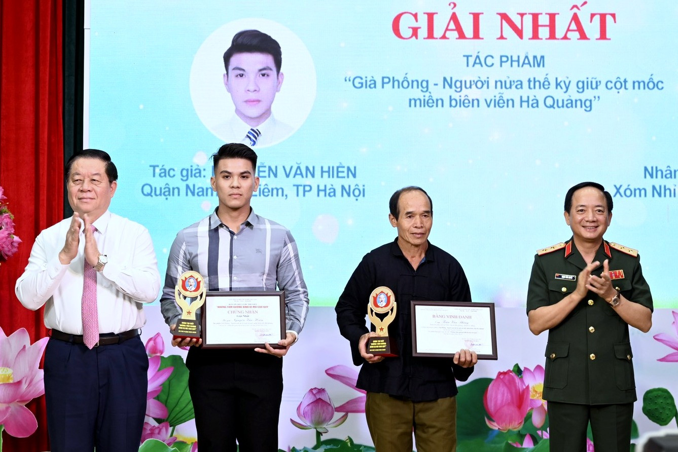Trưởng ban Tuyên giáo Trung ương Nguyễn Trọng Nghĩa và Phó chủ nhiệm Tổng cục Chính trị QĐND Việt Nam Trịnh Văn Quyết trao thưởng tặng tác giả đoạt giải Nhất cuộc thi lần thứ 14.