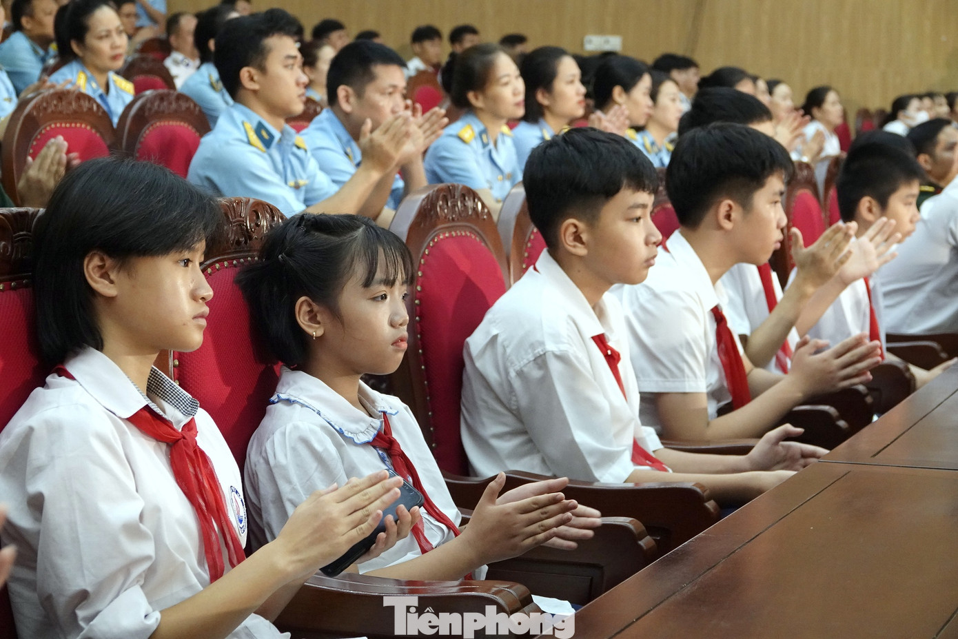 Chương trình có sự tham dự của hơn 80 em nhỏ là con liệt sĩ, con quân nhân, học sinh nghèo vượt khó.