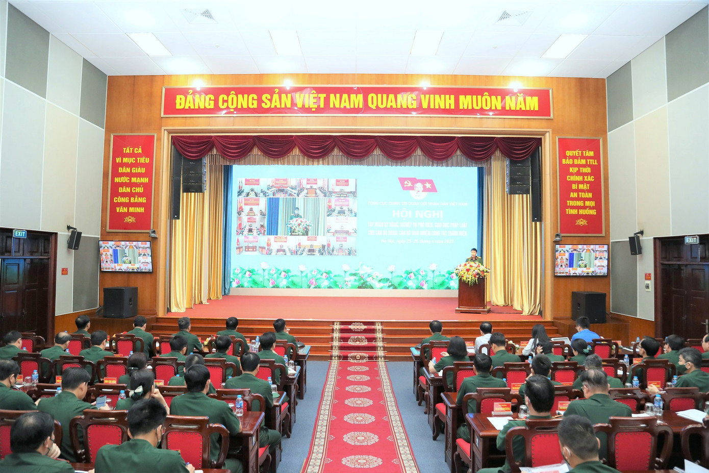 Hội nghị được tổ chức theo hình thức trực tiếp kết hợp trực tuyến tại hơn 100 điểm cầu trong toàn quân.