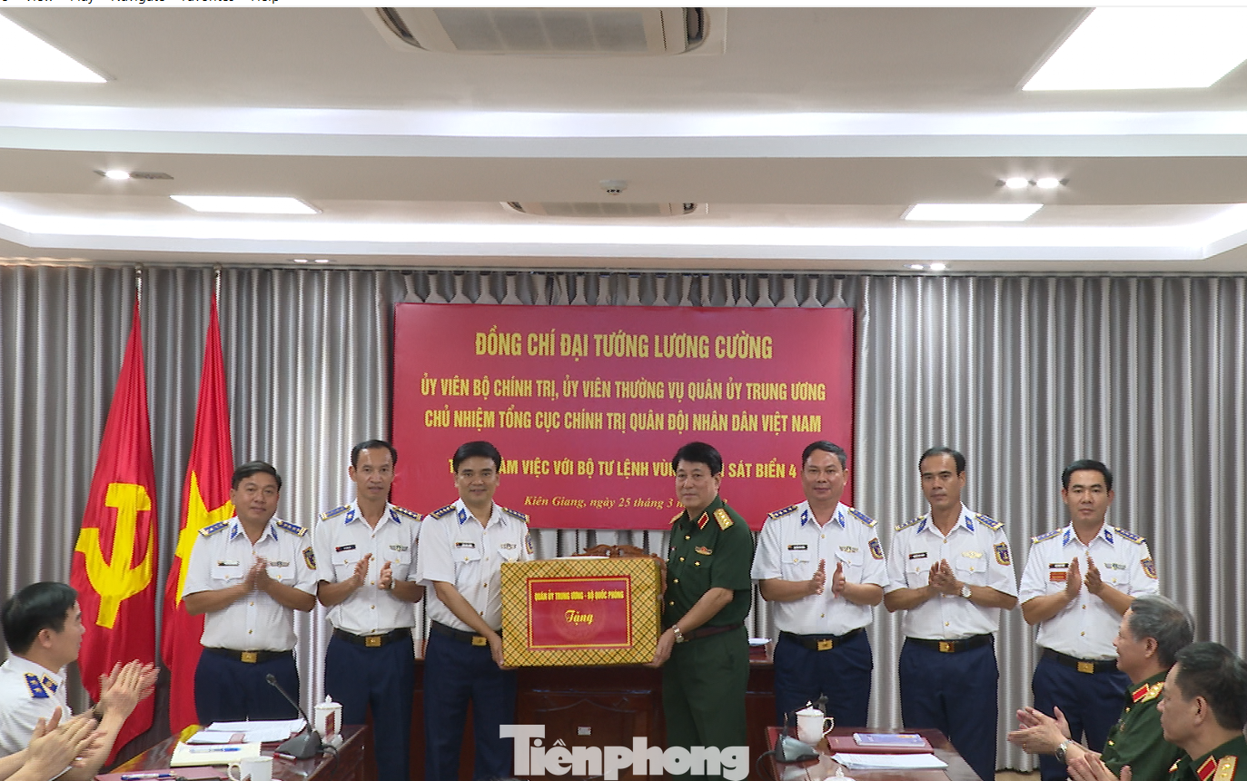 Đại tướng Lương Cường trao quà tặng cán bộ, chiến sĩ Vùng Cảnh sát biển 4.