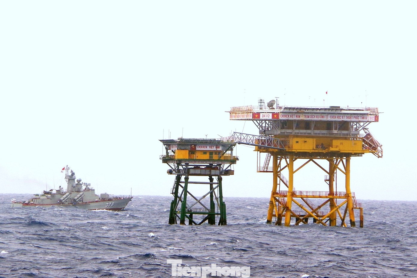 Tuần tra, trinh sát kết hợp huấn luyện tại khu vực nhà giàn DK1. Tuần tra, trinh sát kết hợp huấn luyện tại khu vực nhà giàn DK1.