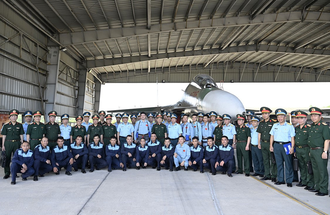 Cùng tham gia đoàn công tác do Bộ trưởng Phan Văn Giang dẫn đầu, có lãnh đạo, chỉ huy Bộ Tổng tham mưu, Tổng cục Chính trị, Tổng cục Hậu cần, Tổng cục Kỹ thuật và một số cơ quan thuộc Bộ Quốc phòng.