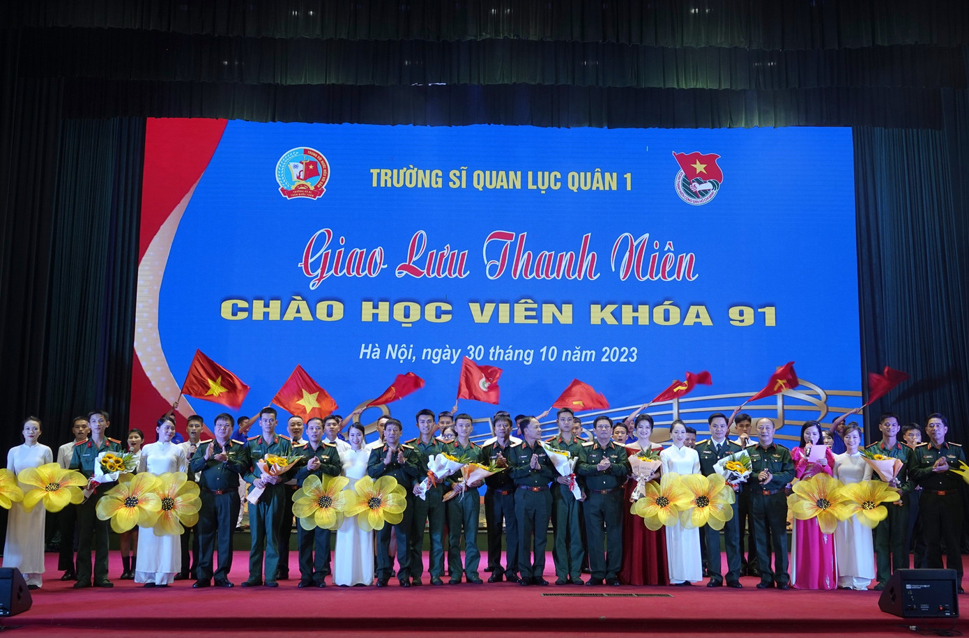 Lãnh đạo Trường Sĩ quan Lục quân 1, Ban Thanh niên Quân đội cùng các đại biểu và học viên tham dự chương trình. Lãnh đạo Trường Sĩ quan Lục quân 1, Ban Thanh niên Quân đội cùng các đại biểu và học viên tham dự chương trình.