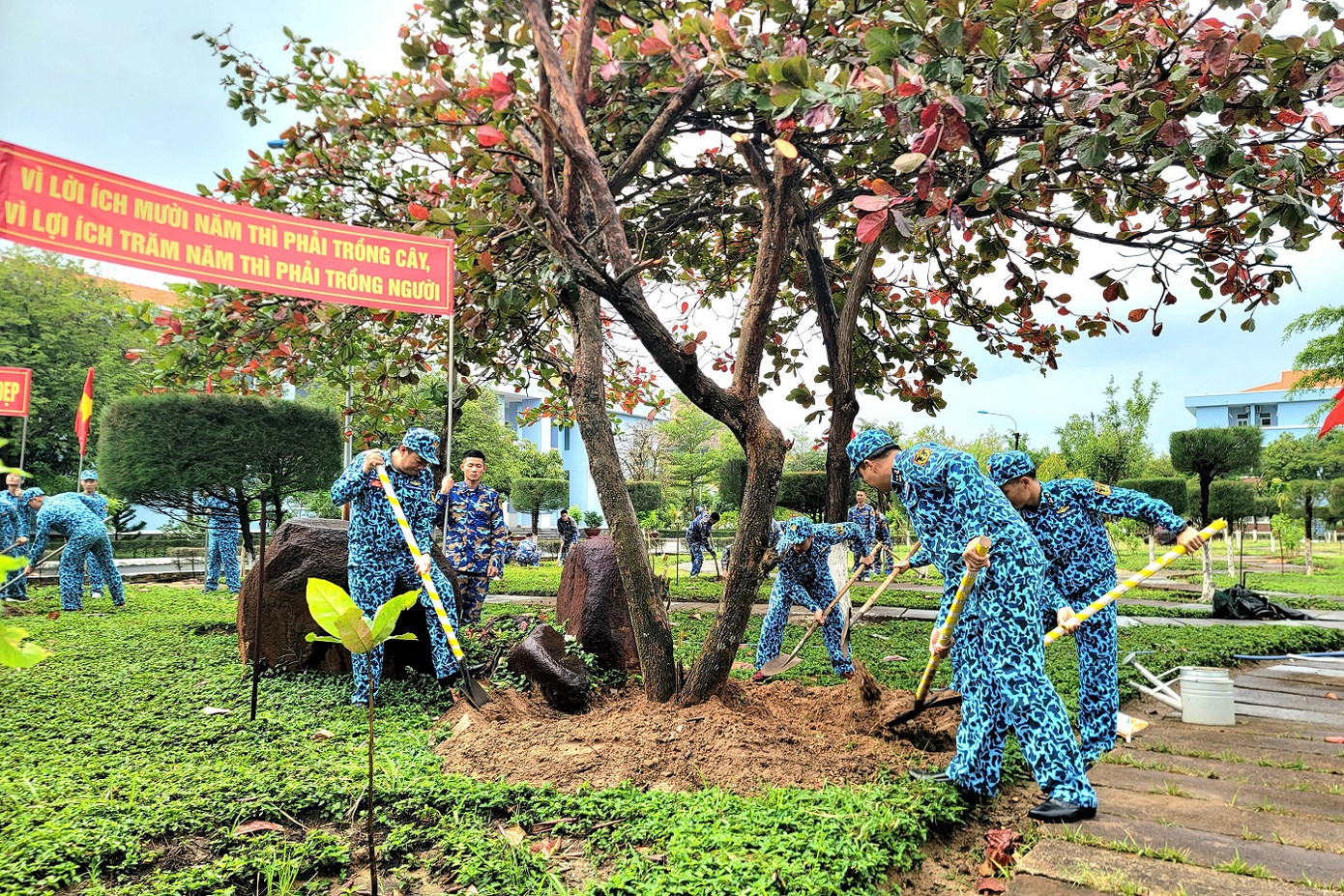 Cán bộ Lữ đoàn tàu ngầm 189 hưởng ứng Tết trồng cây 2023