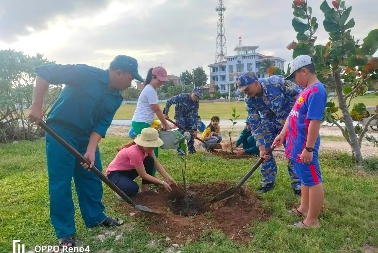 Quân dân huyện đảo Trường Sa trồng cây đầu năm trên các đảo