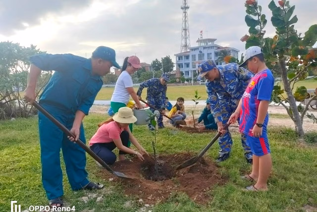 Quân dân huyện đảo Trường Sa trồng cây đầu năm trên các đảo Quân dân huyện đảo Trường Sa trồng cây đầu năm trên các đảo