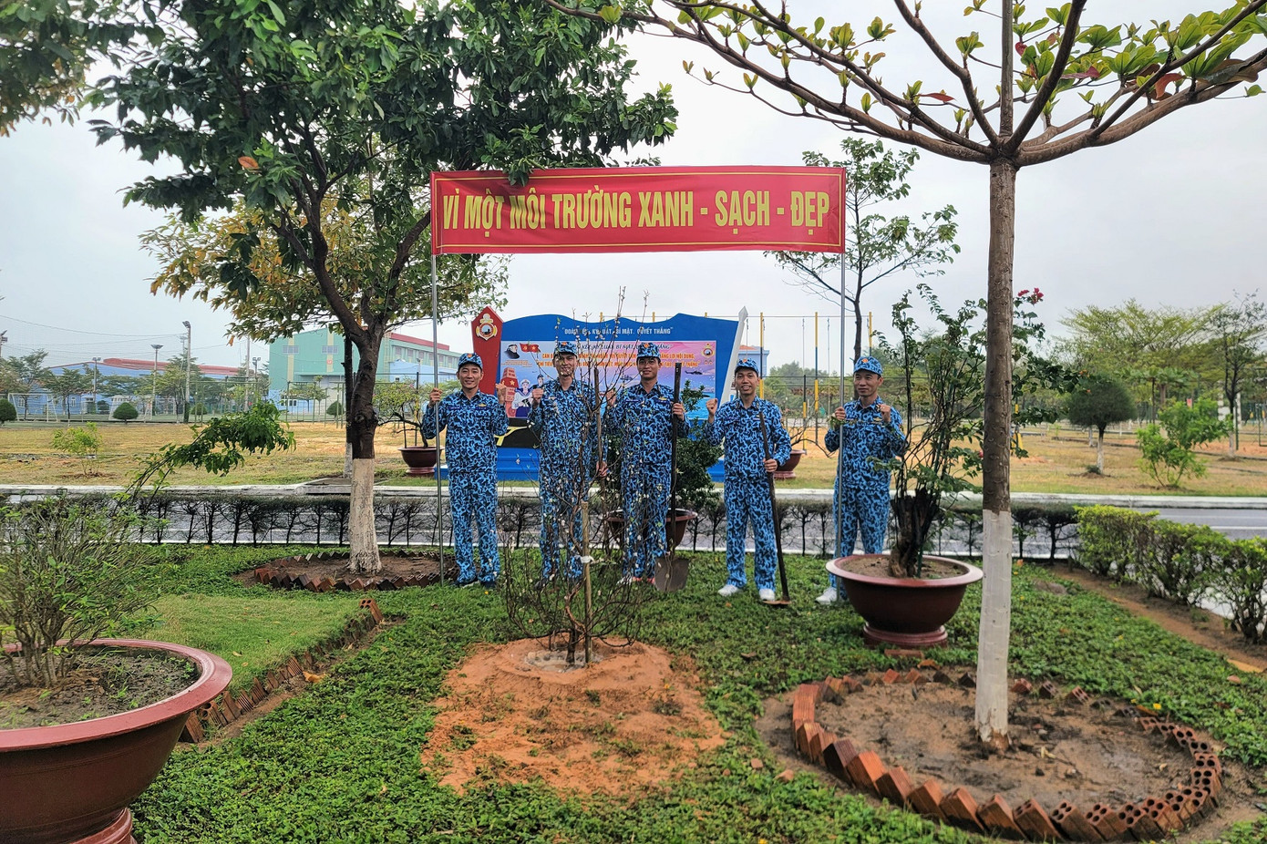 Cán bộ, ĐVTN kíp tàu ngầm số 8 thuộc Lữ đoàn tàu ngầm 189 trồng cây đào trong khuôn viên đơn vị