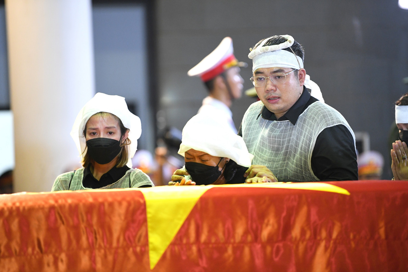 Người thân bên linh cữu Thượng tướng Nguyễn Chí Vịnh, tại Lễ truy điệu. Người thân bên linh cữu Thượng tướng Nguyễn Chí Vịnh, tại Lễ truy điệu.