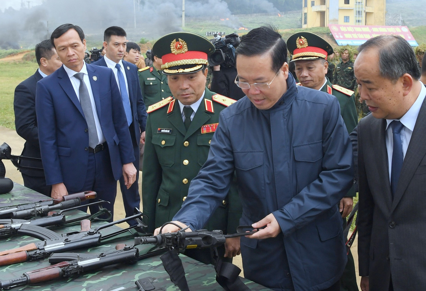 Chủ tịch nước tham quan một số loại vũ khí, trang bị phục vụ quá trình huấn luyện, sẵn sàng chiến đấu của bộ đội đặc công. Chủ tịch nước tham quan một số loại vũ khí, trang bị phục vụ quá trình huấn luyện, sẵn sàng chiến đấu của bộ đội đặc công.