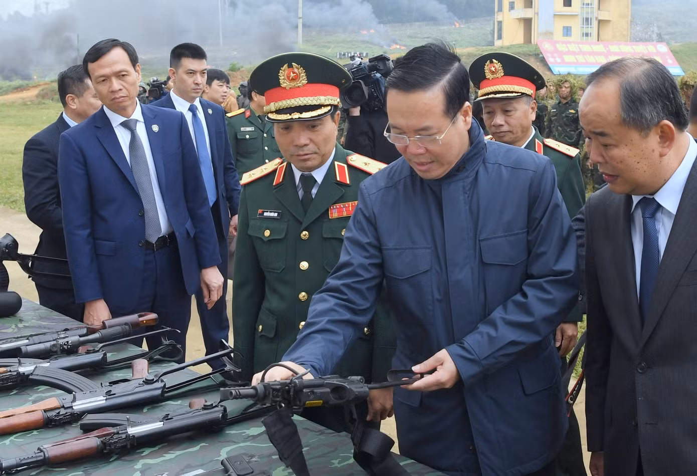 Chủ tịch nước tham quan một số loại vũ khí, trang bị phục vụ quá trình huấn luyện, sẵn sàng chiến đấu của bộ đội đặc công.