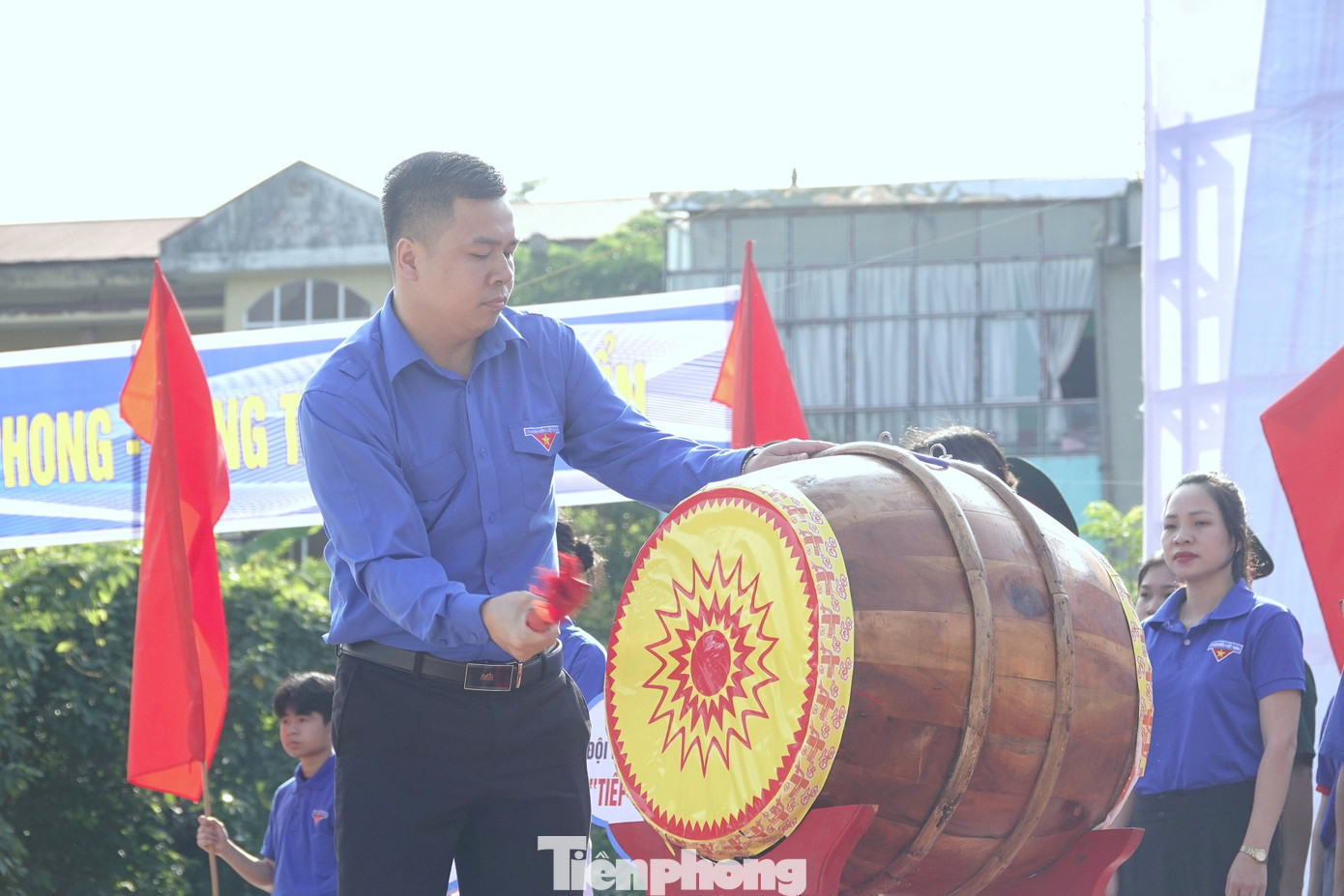 Bí thư Tỉnh Đoàn Bắc Kạn Triệu Tiến Trình đánh trống phát động chiến dịch.