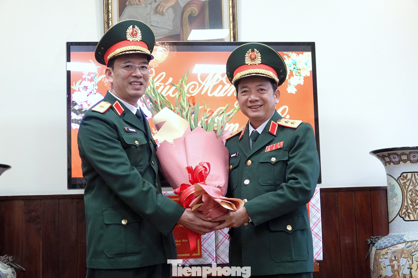 Trung tướng Trịnh Văn Quyết - Phó Chủ nhiệm Tổng cục Chính trị và Thiếu tướng Đinh Quốc Hùng - Bí thư Đảng ủy Đoàn 969, Chính ủy BTL Bảo vệ Lăng Trung tướng Trịnh Văn Quyết - Phó Chủ nhiệm Tổng cục Chính trị và Thiếu tướng Đinh Quốc Hùng - Bí thư Đảng ủy Đoàn 969, Chính ủy BTL Bảo vệ Lăng