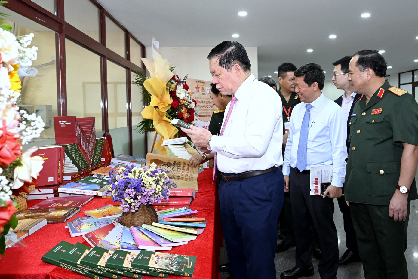 Trưởng ban Tuyên giáo Trung ương Nguyễn Trọng Nghĩa và đại biểu lãnh đạo các cơ quan, đơn vị tham quan các ấn phẩm của cuộc thi, sáng 8/6.