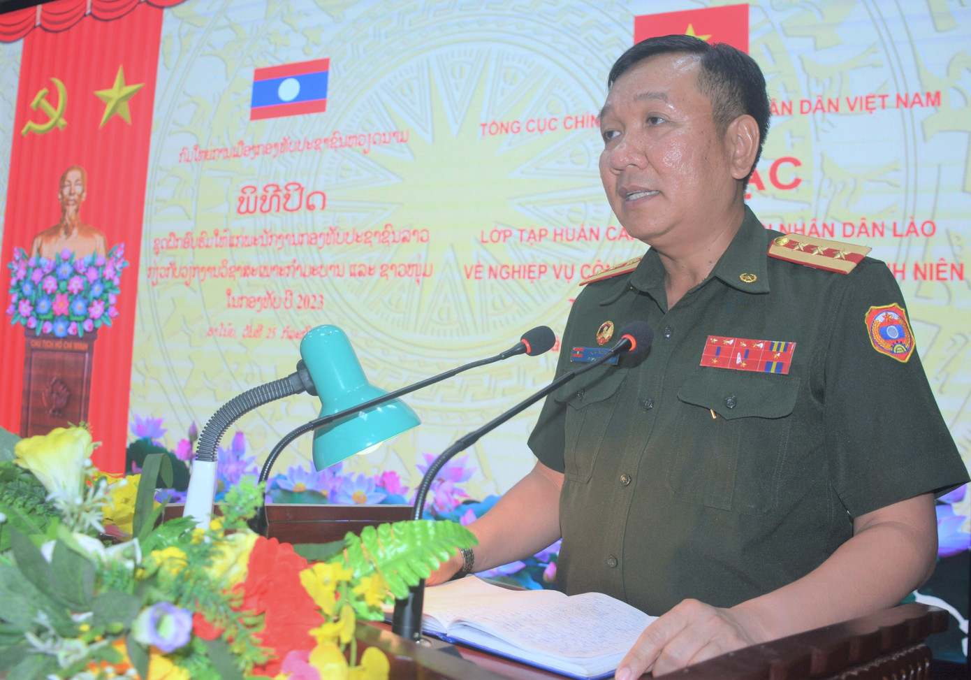 Đại tá Vongxay Inthakham - Tùy viên Quốc phòng Lào tại Việt Nam phát biểu cảm ơn tình cảm của QĐND Việt Nam dành cho QĐND Lào nói chung và đoàn cán bộ QĐND Lào sang tập huấn lần này. Đại tá Vongxay Inthakham - Tùy viên Quốc phòng Lào tại Việt Nam phát biểu cảm ơn tình cảm của QĐND Việt Nam dành cho QĐND Lào nói chung và đoàn cán bộ QĐND Lào sang tập huấn lần này.