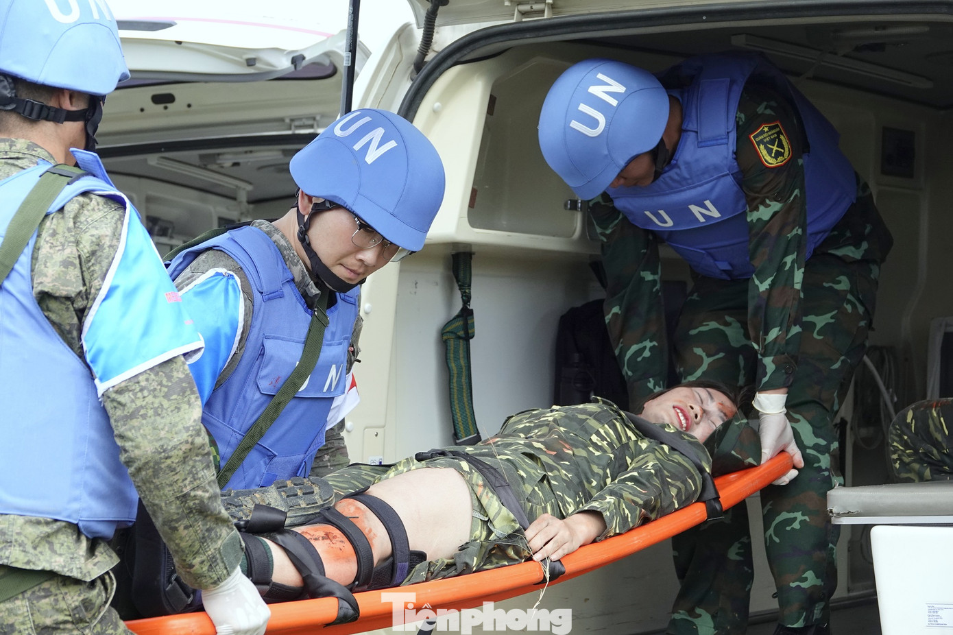 Tổ quân y tăng cường từ Bệnh viện dã chiến cấp 1 nhanh chóng tiếp cận hiện trường nắm tình hình, thăm khám bệnh nhân. Sau đó vận chuyển 2 bệnh nhân bị thương nhẹ về bệnh viện cứu chữa.