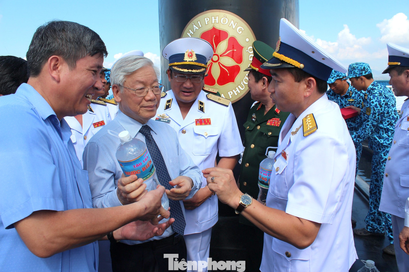Tổng Bí thư, Bí thư Quân ủy Trung ương Nguyễn Phú Trọng thăm Lữ đoàn Tàu ngầm 189 (tháng 5/2016). Trên tay Tổng Bí thư là chai nước biển được lấy từ độ sâu lớn nhất mà tàu ngầm đã chinh phục. Tổng Bí thư, Bí thư Quân ủy Trung ương Nguyễn Phú Trọng thăm Lữ đoàn Tàu ngầm 189 (tháng 5/2016). Trên tay Tổng Bí thư là chai nước biển được lấy từ độ sâu lớn nhất mà tàu ngầm đã chinh phục.