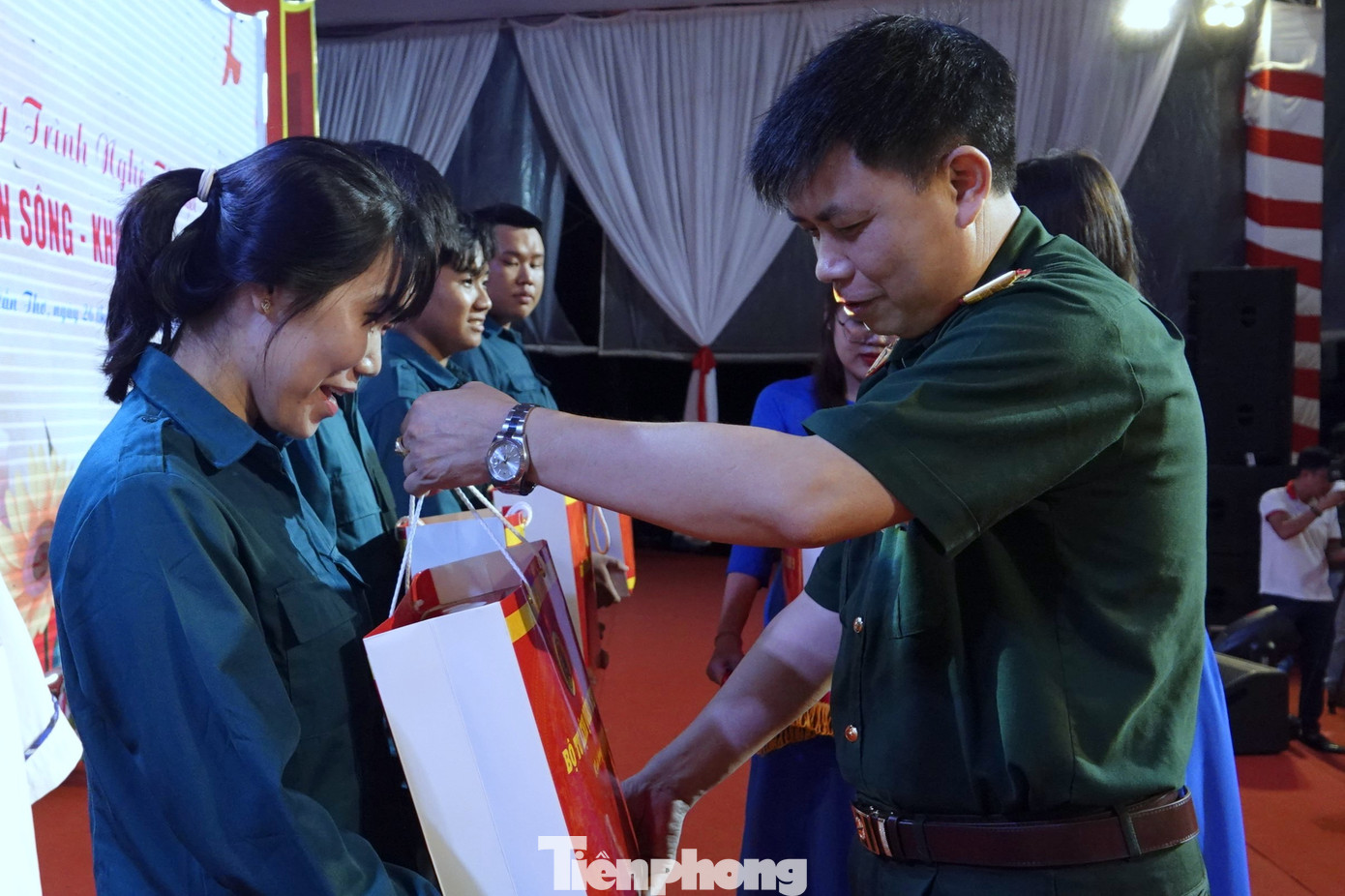 Lãnh đạo Ban Thanh niên Quân đội, Sở Lao động, Thương binh và Xã hội Thành phố Cần Thơ trao quà tặng các gia đình chính sách. Ảnh: Nguyễn Minh