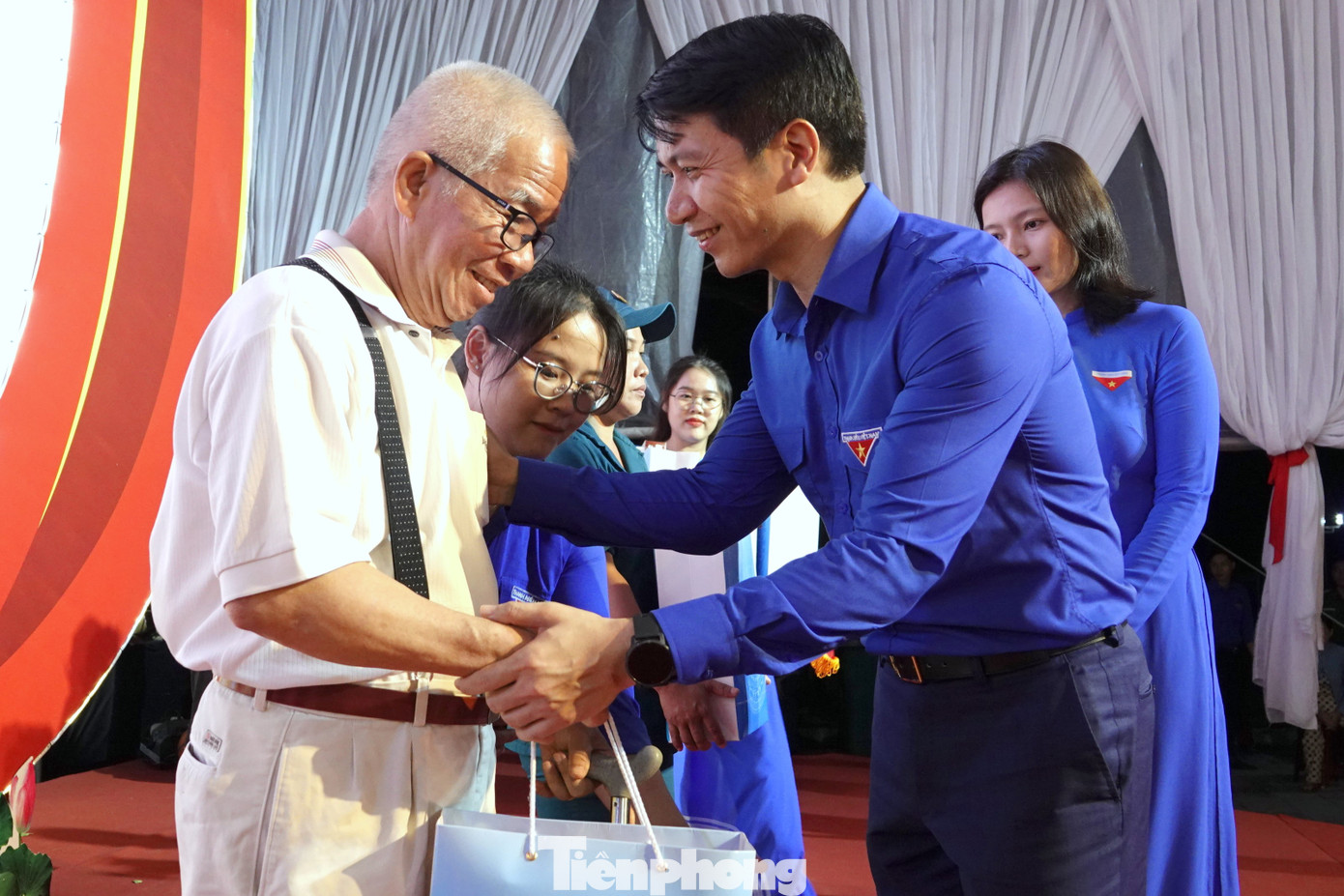 Anh Nguyễn Ngọc Lương - Bí thư thường trực Trung ương Đoàn trao quà tặng gia đình chính sách ở Thành phố Cần Thơ. Ảnh: Nguyễn Minh