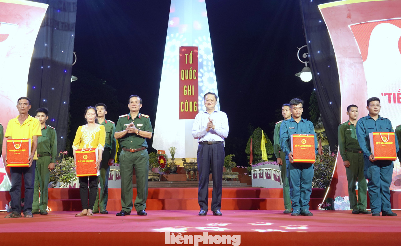 Lãnh đạo Quân khu 9 và UBND Thành phố Cần Thơ trao quà tặng các gia đình chính sách.