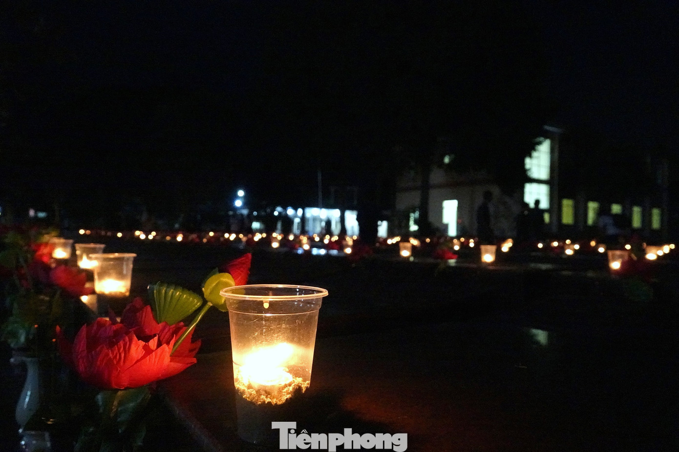 Trước anh linh các Anh hùng liệt sĩ đang an nghỉ tại Nghĩa trang Liệt sĩ Thành phố Cần Thơ, cán bộ, ĐVTN Quân đội và Thành phố Cần Thơ đã bày tỏ lòng thành kính và biết ơn vô hạn.