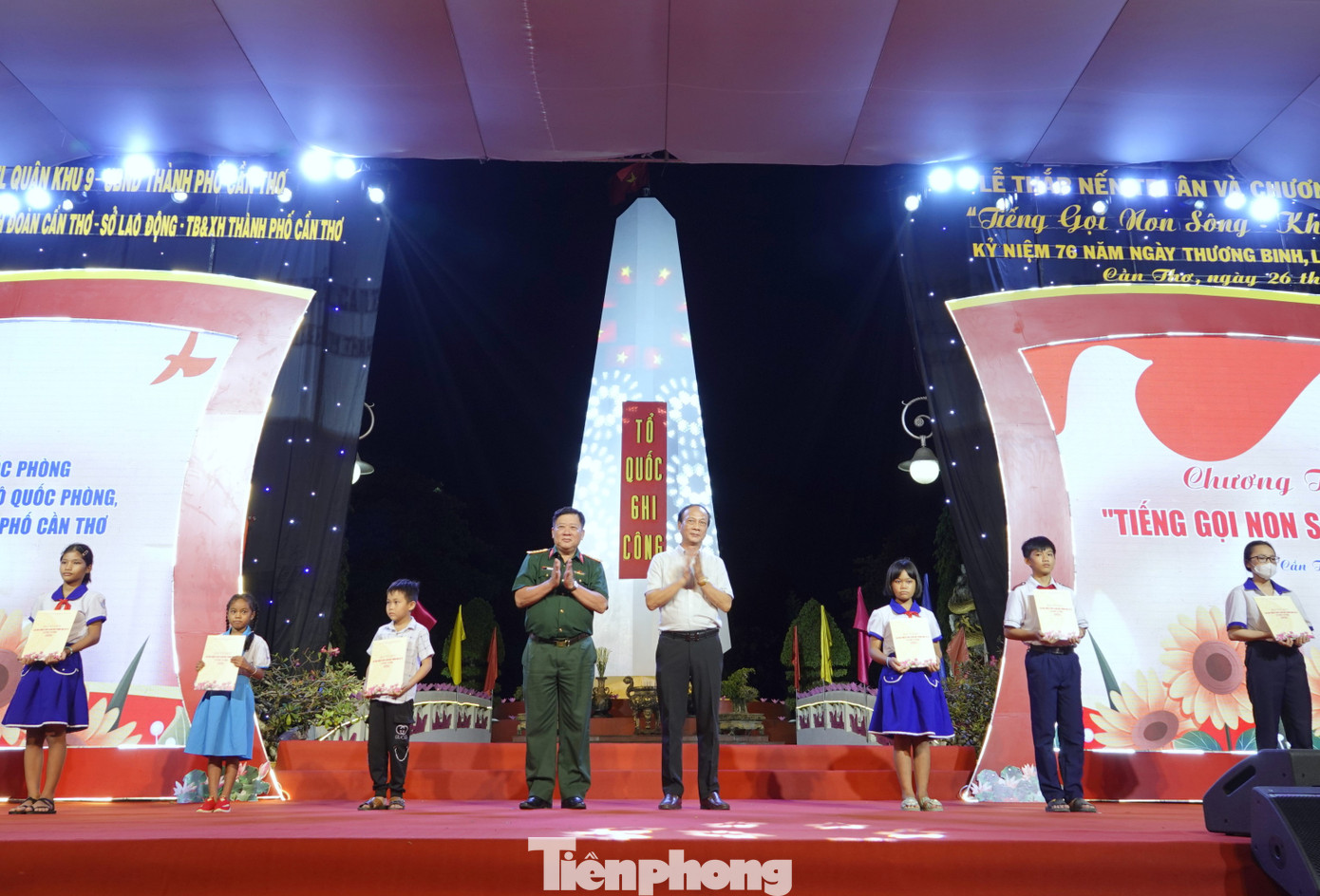 Lãnh đạo Quỹ học bổng Vừ A Dính và Cục Chính trị Quân khu 9 trao quà tặng học sinh vượt khó học giỏi. Ảnh: Nguyễn Minh