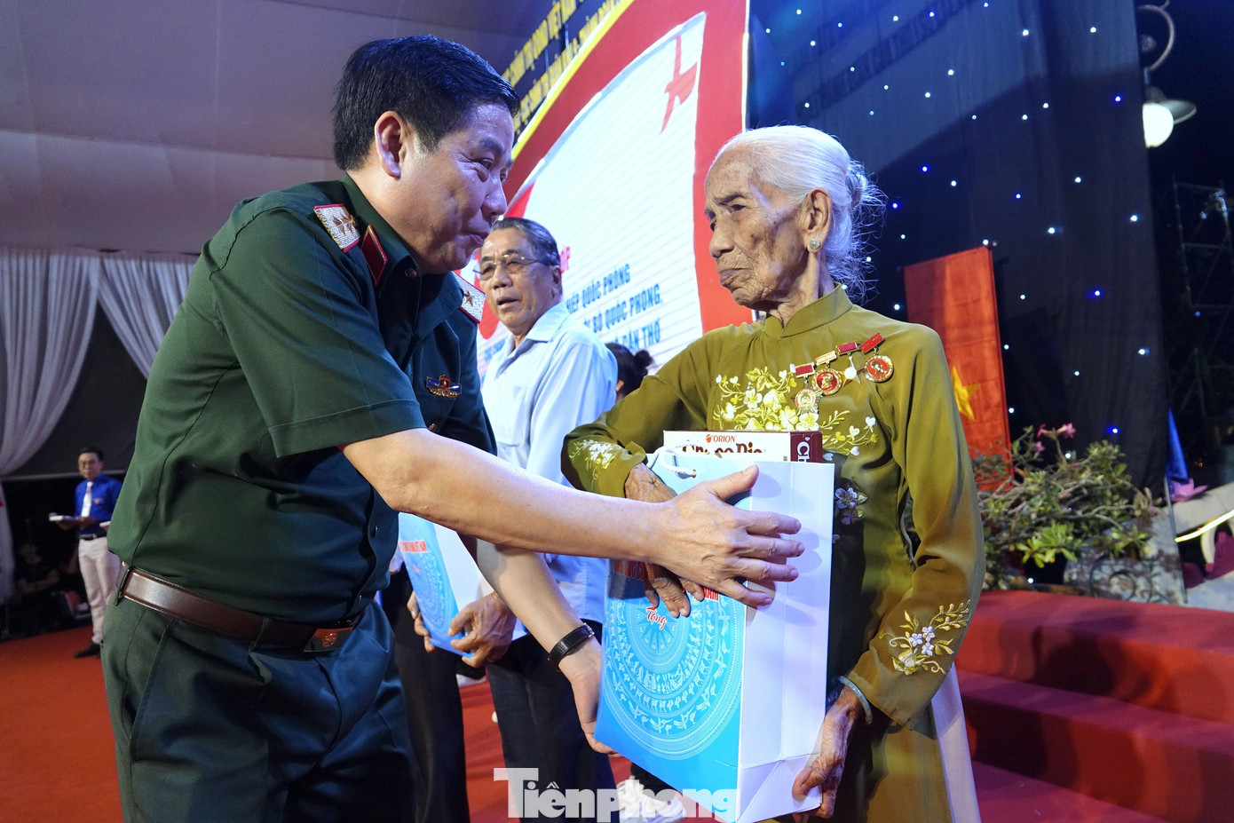 Trung tướng Nguyễn Văn Gấu - Phó Chủ nhiệm Tổng cục Chính trị QĐND Việt Nam trao quà tri ân tặng Mẹ Việt Nam Anh hùng Trần Thị Hai ở quận Cái Răng (thành phố Cần Thơ) tại chương trình, tối 26/7. Ảnh: Nguyễn Minh