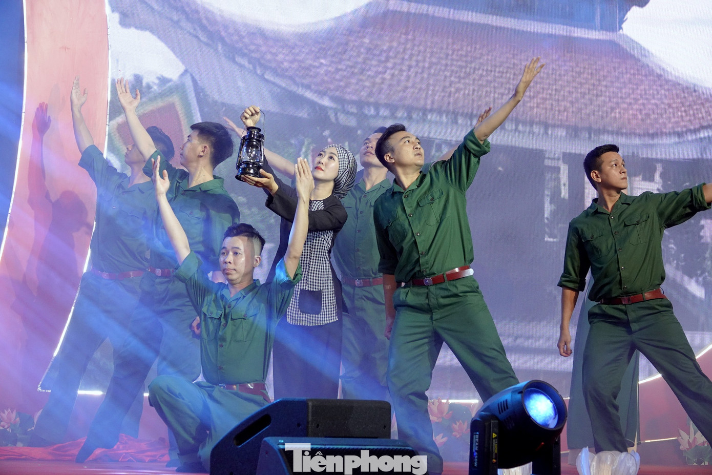 Chương trình nghệ thuật tri ân đặc sắc do cán bộ, ĐVTN Đoàn Văn công Quân khu 9 và Thành Đoàn Cần Thơ thực hiện. Ảnh: Nguyễn Minh