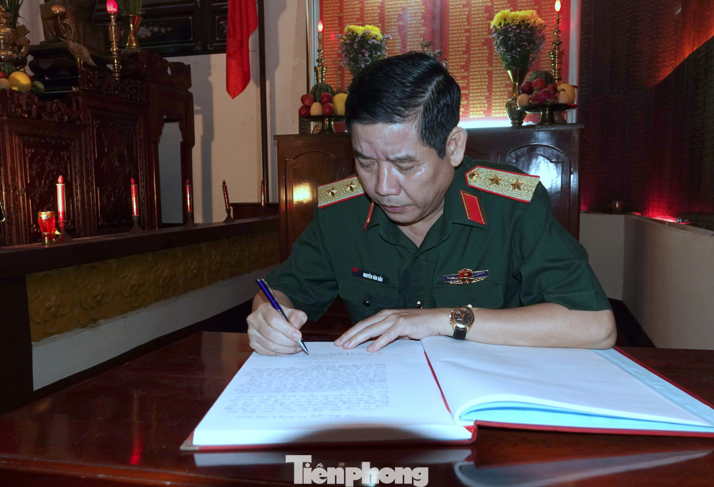 Trung tướng Nguyễn Văn Gấu ghi sổ lưu niệm tại Nghĩa trang Liệt sĩ Thành phố Cần Thơ. Ảnh: Nguyễn Minh