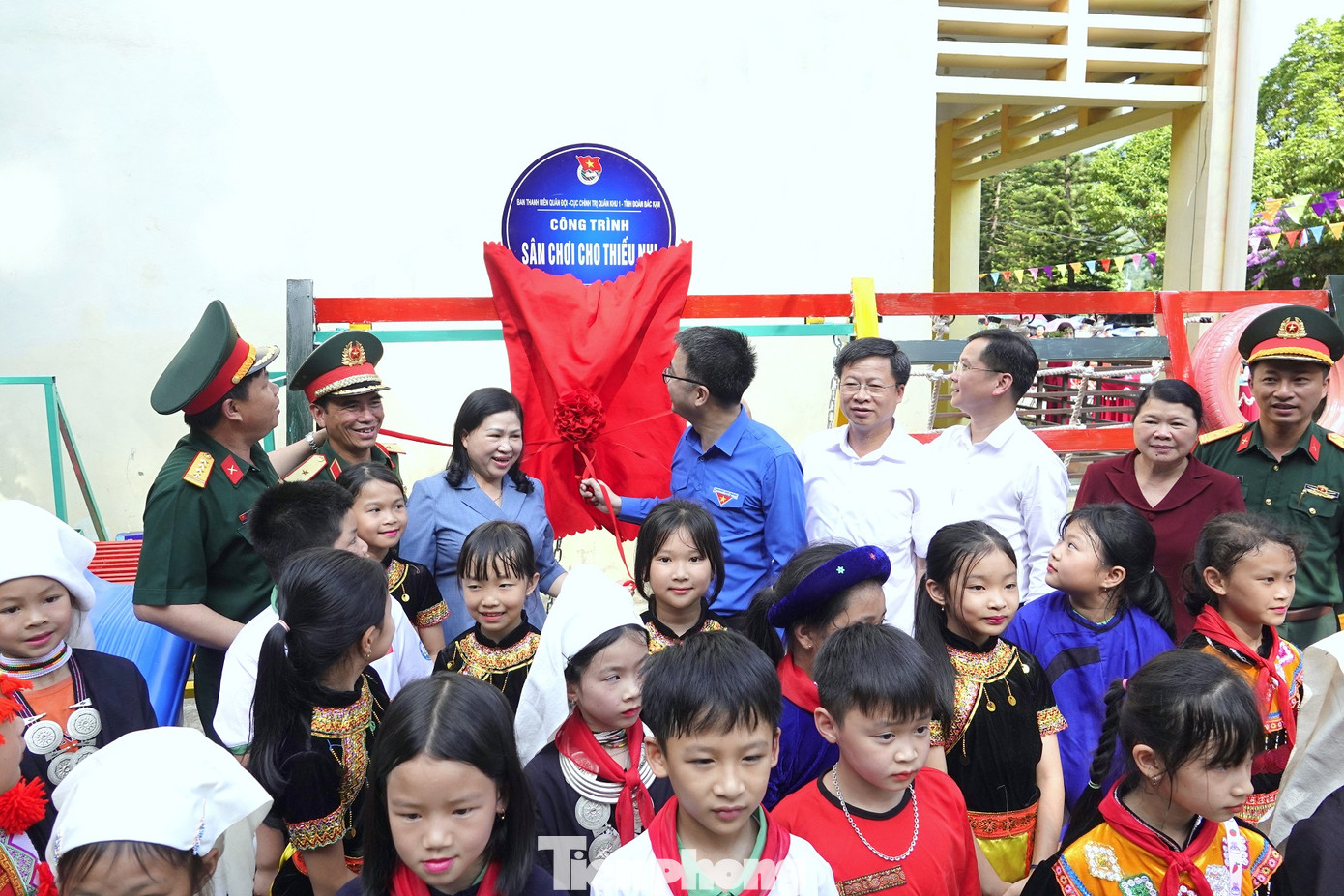 Lãnh đạo các đơn vị kéo băng khánh thành công trình sân chơi thiếu nhi.