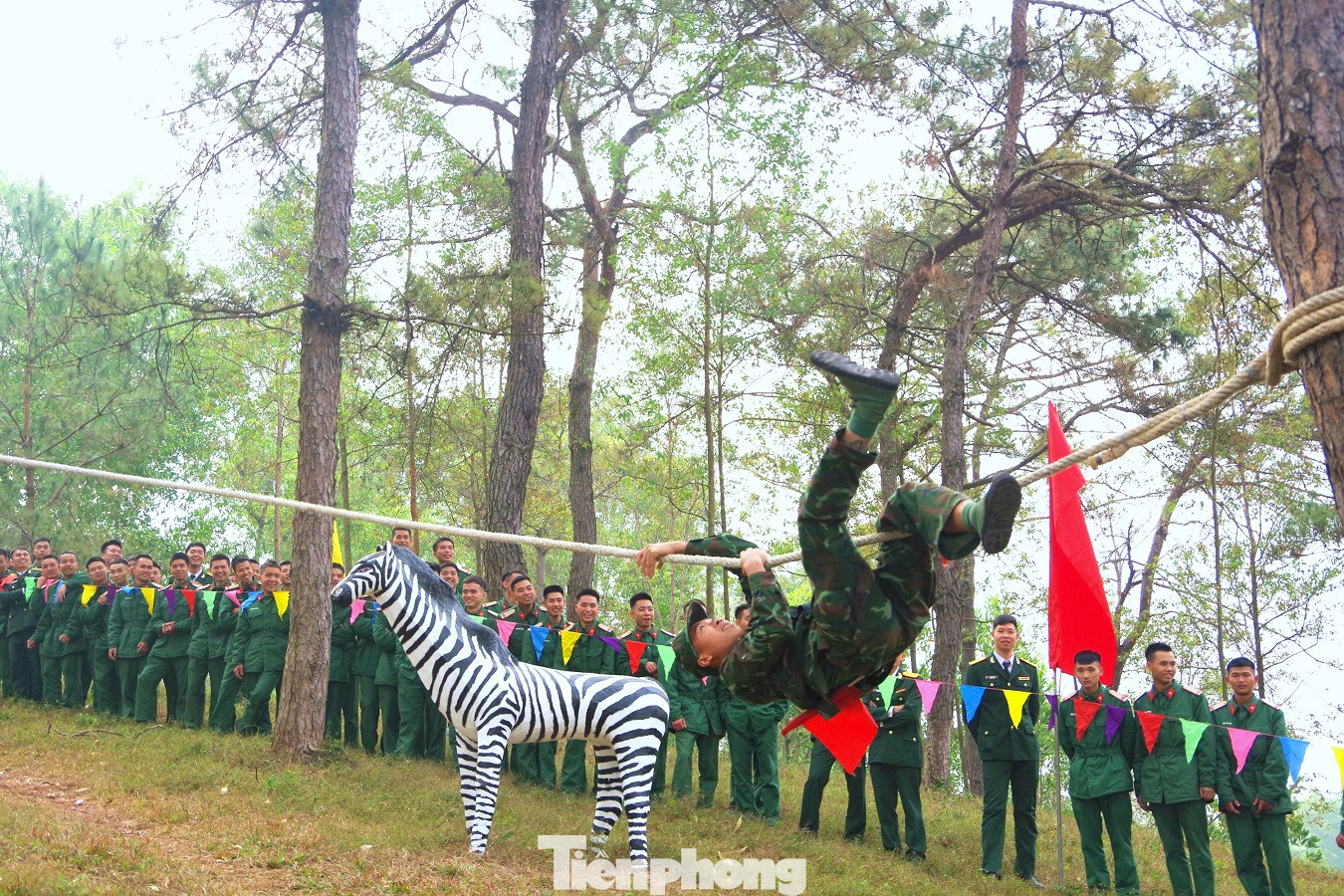 Khéo léo cầm cờ đu dây