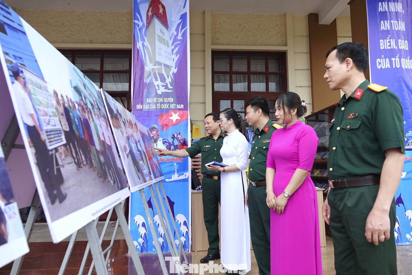 Đại biểu tham dự chương trình tham quan triển lãm ảnh về biển đảo Tổ quốc và hoạt động của Cảnh sát biển Việt Nam. Đại biểu tham dự chương trình tham quan triển lãm ảnh về biển đảo Tổ quốc và hoạt động của Cảnh sát biển Việt Nam.
