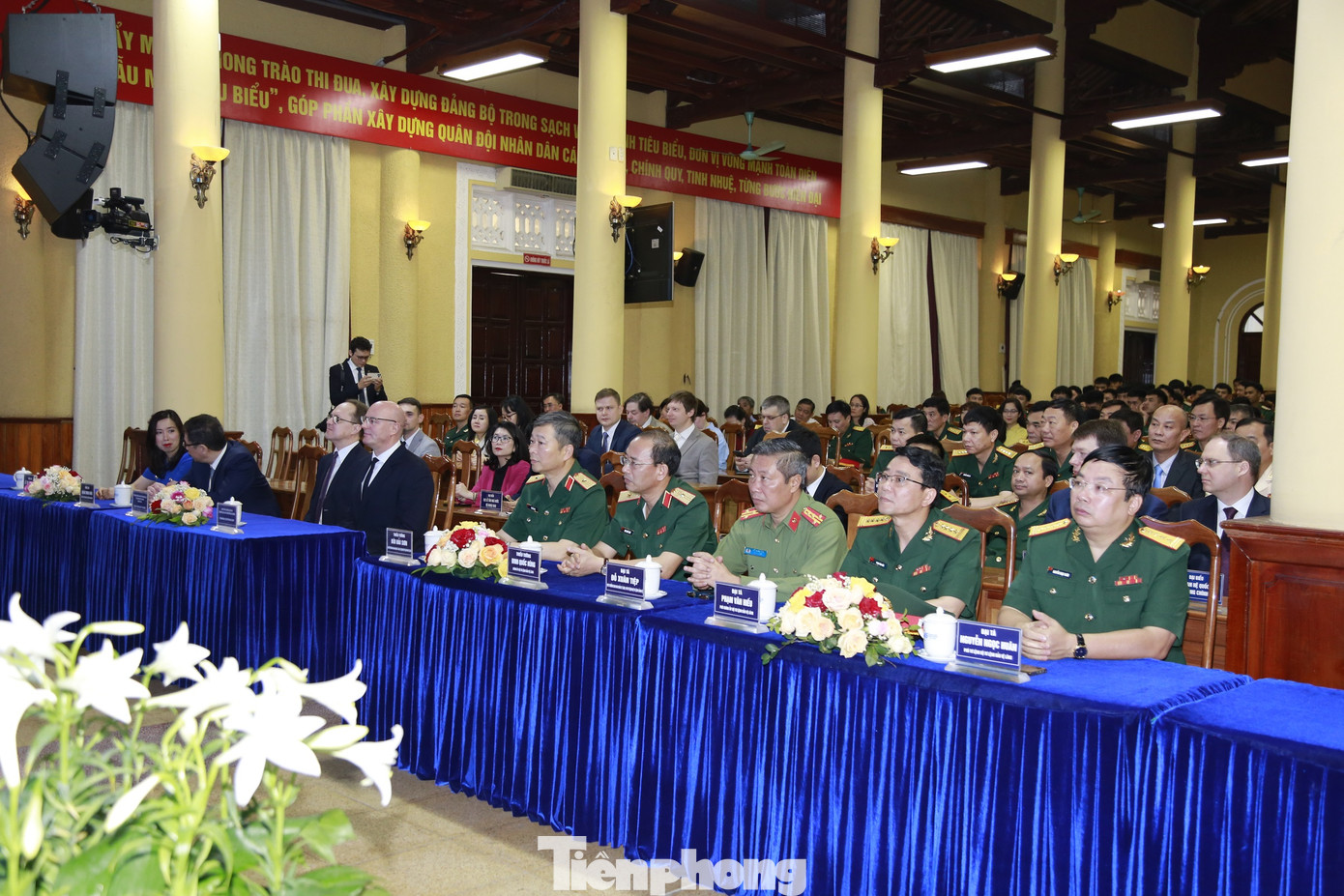 Các đại biểu tham dự buổi lễ. Các đại biểu tham dự buổi lễ.