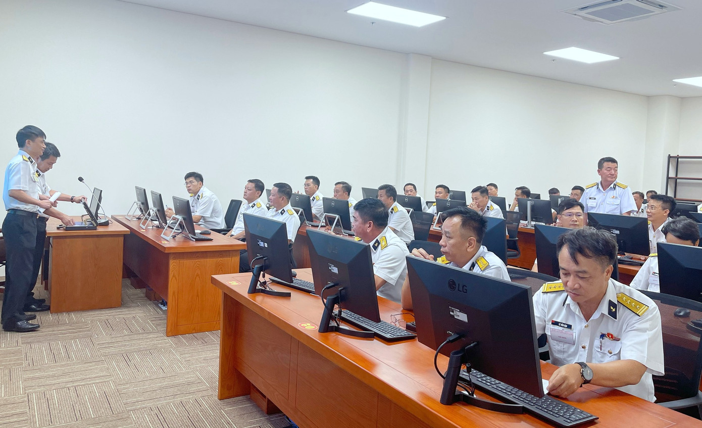 Sau lễ khai mạc, các thí sinh đã tham gia thi trắc nghiệm công tác Tham mưu tác chiến và điều lệnh, thể dục thể thao.