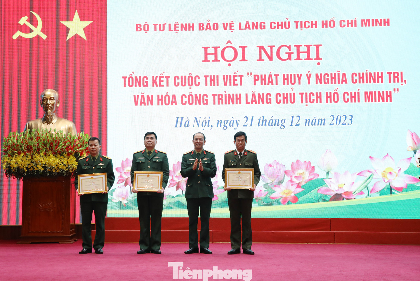 Lãnh đạo Bộ Tư lệnh Bảo vệ Lăng Chủ tịch Hồ Chí Minh trao giải cho các tập thể, cá nhân xuất sắc trong cuộc thi.