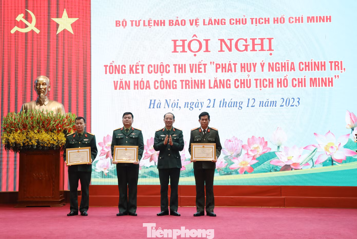 Lãnh đạo Bộ Tư lệnh Bảo vệ Lăng Chủ tịch Hồ Chí Minh trao giải cho các tập thể, cá nhân xuất sắc trong cuộc thi.