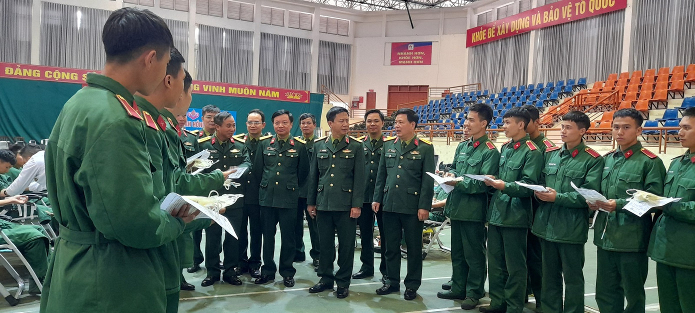 Lãnh đạo Trường Sĩ quan Lục quân 1 và Bệnh viện Quân y 103 trò chuyện, động viên cán bộ, ĐVTN nhà trường tham gia Ngày hội xuân hồng 2023