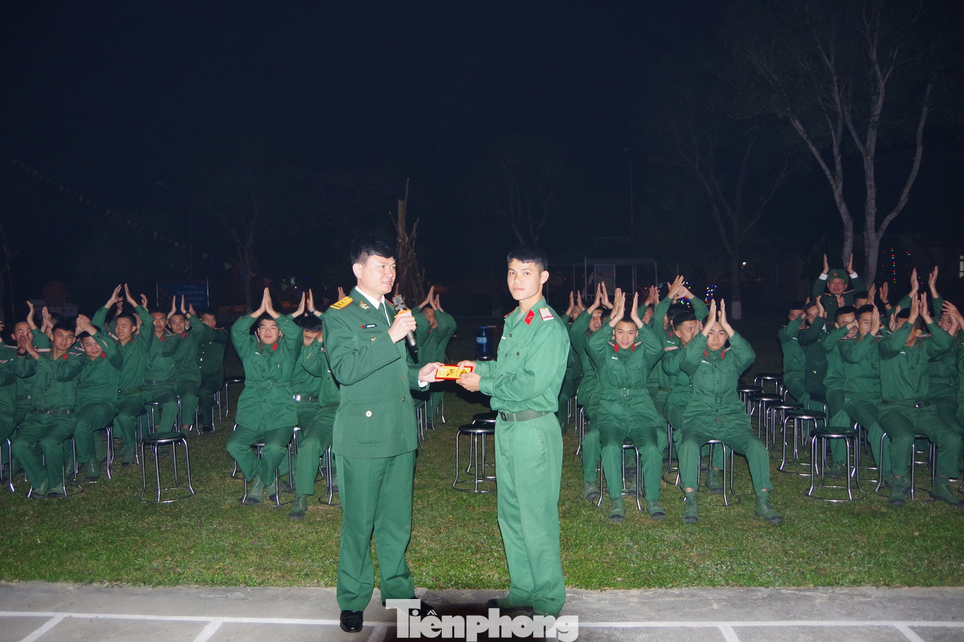 Thượng tá Nguyễn Huy Long - Bí thư Đảng ủy, Chính ủy Lữ đoàn Pháo binh 16 trao lì xì Tết tặng hạ sĩ quan - chiến sĩ lập gia đình trước khi nhập ngũ vào đơn vị Thượng tá Nguyễn Huy Long - Bí thư Đảng ủy, Chính ủy Lữ đoàn Pháo binh 16 trao lì xì Tết tặng hạ sĩ quan - chiến sĩ lập gia đình trước khi nhập ngũ vào đơn vị