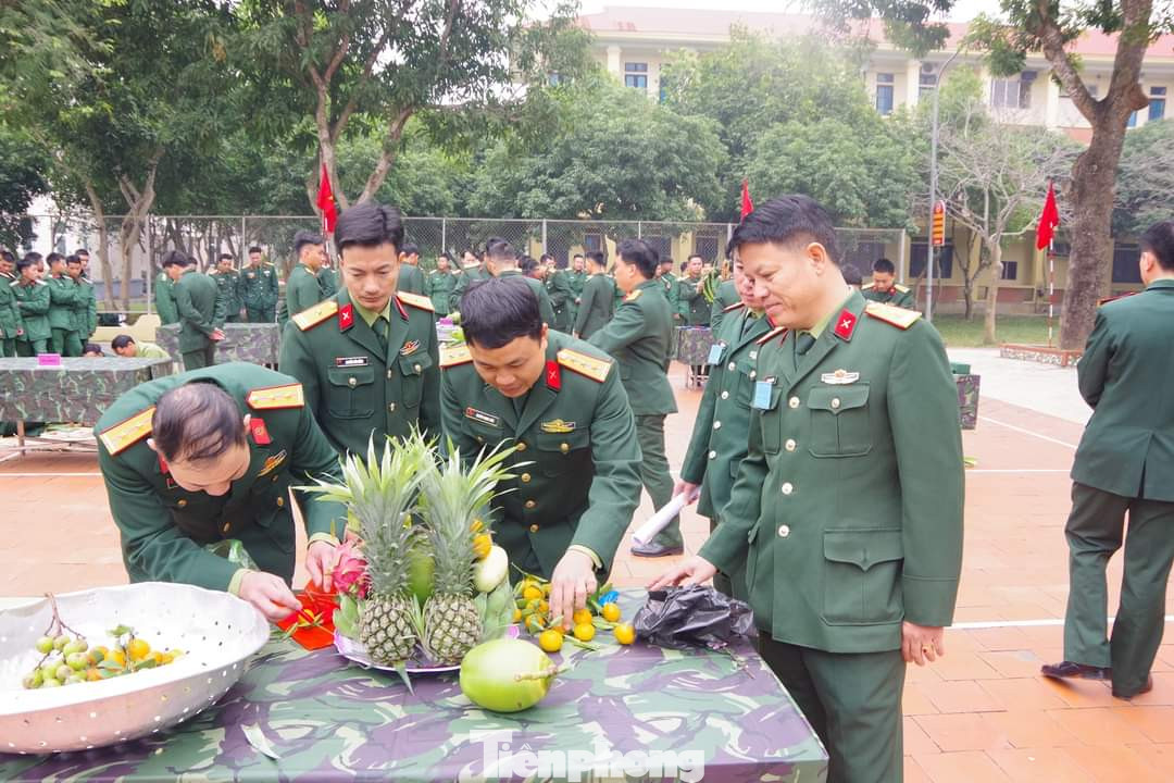 Hội thi gói bánh chưng, cắm hoa xuân và trưng bày mâm ngũ quả được Đoàn cơ sở Lữ đoàn tổ chức vào sáng 29 Tết. Đây là một nội dung trọng điểm trong chuỗi các hoạt động vui xuân đón Tết Quý Mão của Lữ đoàn Pháo binh 16 Hội thi gói bánh chưng, cắm hoa xuân và trưng bày mâm ngũ quả được Đoàn cơ sở Lữ đoàn tổ chức vào sáng 29 Tết. Đây là một nội dung trọng điểm trong chuỗi các hoạt động vui xuân đón Tết Quý Mão của Lữ đoàn Pháo binh 16