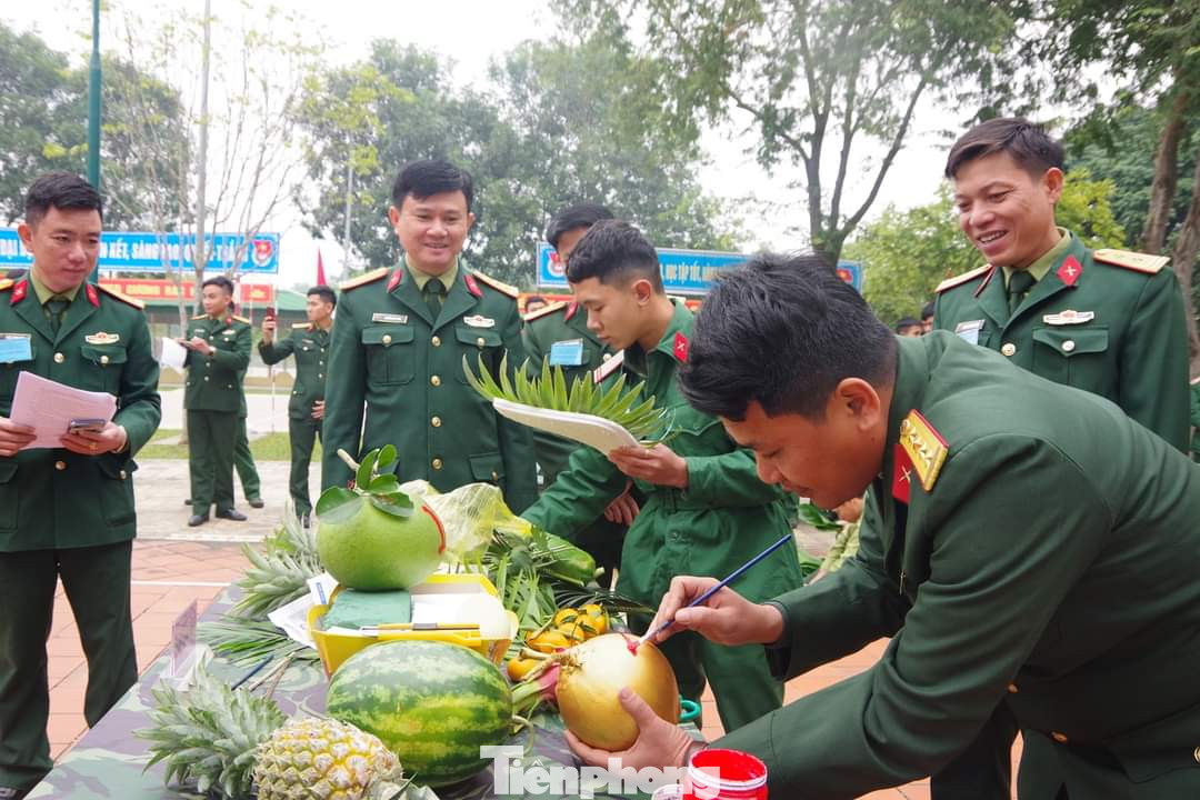 Thượng tá Nguyễn Huy Long - Bí thư Đảng ủy, Chính ủy Lữ đoàn Pháo binh 16 tham quan, kiểm tra các sản phẩm khéo tay của cán bộ, chiến sĩ trong đơn vị Thượng tá Nguyễn Huy Long - Bí thư Đảng ủy, Chính ủy Lữ đoàn Pháo binh 16 tham quan, kiểm tra các sản phẩm khéo tay của cán bộ, chiến sĩ trong đơn vị