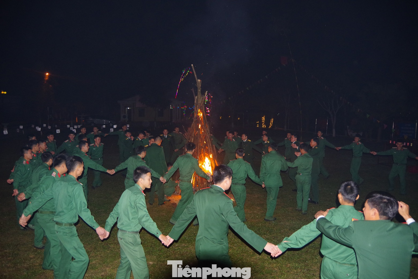 Trong đêm giao thừa tại Lữ đoàn 16, đơn vị đã tổ chức các trò chơi, thi hái hoa dân chủ, đốt lửa trại… Cũng trong đêm giao thừa, Lữ đoàn trưởng và Chính ủy Lữ đoàn Pháo binh 16 chúc Tết, lì xì bộ đội, sau đó đi thăm, động viên lì xì cho các chiến sĩ đang làm nhiệm vụ tuần tra, canh gác, trực chiến tại các mục tiêu Trong đêm giao thừa tại Lữ đoàn 16, đơn vị đã tổ chức các trò chơi, thi hái hoa dân chủ, đốt lửa trại… Cũng trong đêm giao thừa, Lữ đoàn trưởng và Chính ủy Lữ đoàn Pháo binh 16 chúc Tết, lì xì bộ đội, sau đó đi thăm, động viên lì xì cho các chiến sĩ đang làm nhiệm vụ tuần tra, canh gác, trực chiến tại các mục tiêu