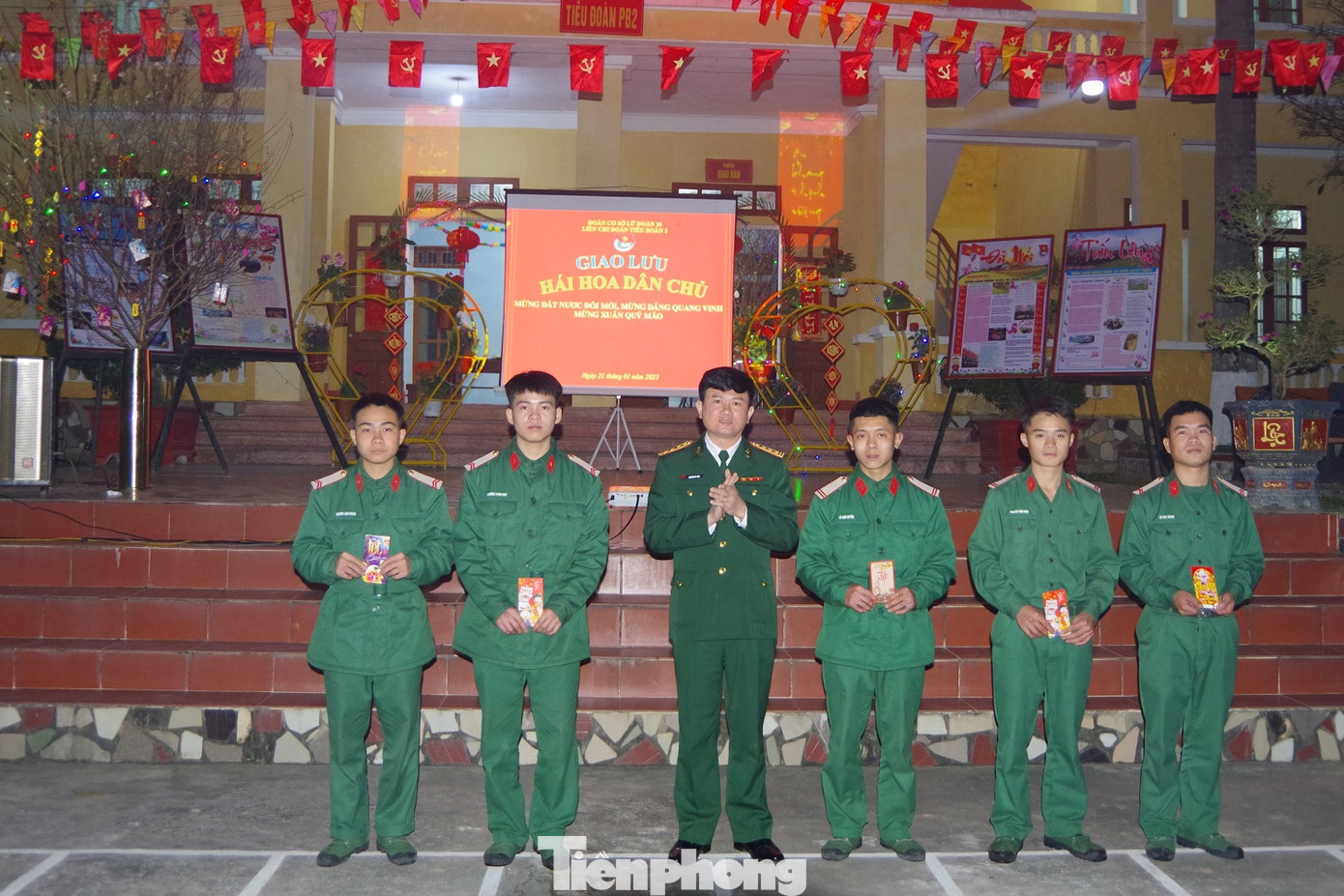 Thượng tá Nguyễn Huy Long - Bí thư Đảng ủy, Chính ủy Lữ đoàn Pháo binh 16 trao lì xì Tết tặng hạ sĩ quan - chiến sĩ có năm thứ 2 trực Tết và chuẩn bị đi học lớp sĩ quan dự bị Thượng tá Nguyễn Huy Long - Bí thư Đảng ủy, Chính ủy Lữ đoàn Pháo binh 16 trao lì xì Tết tặng hạ sĩ quan - chiến sĩ có năm thứ 2 trực Tết và chuẩn bị đi học lớp sĩ quan dự bị