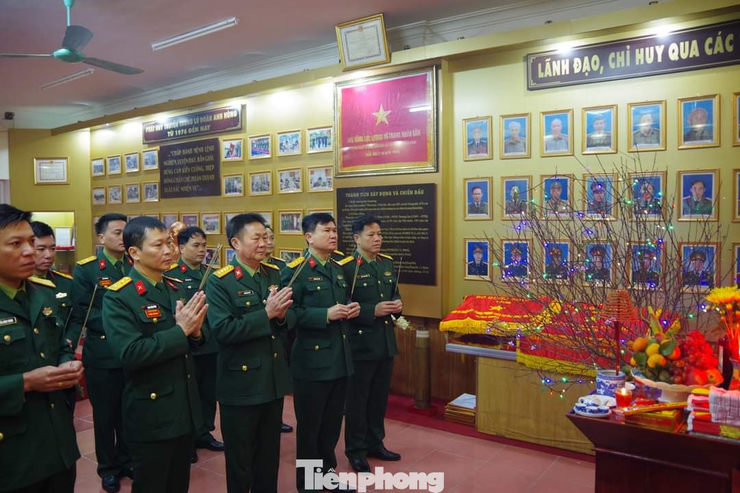 Đảng ủy, chỉ huy Lữ đoàn dâng hương trước bàn thờ Tổ quốc và Bác Hồ tại Phòng truyền thống của Lữ đoàn Đảng ủy, chỉ huy Lữ đoàn dâng hương trước bàn thờ Tổ quốc và Bác Hồ tại Phòng truyền thống của Lữ đoàn