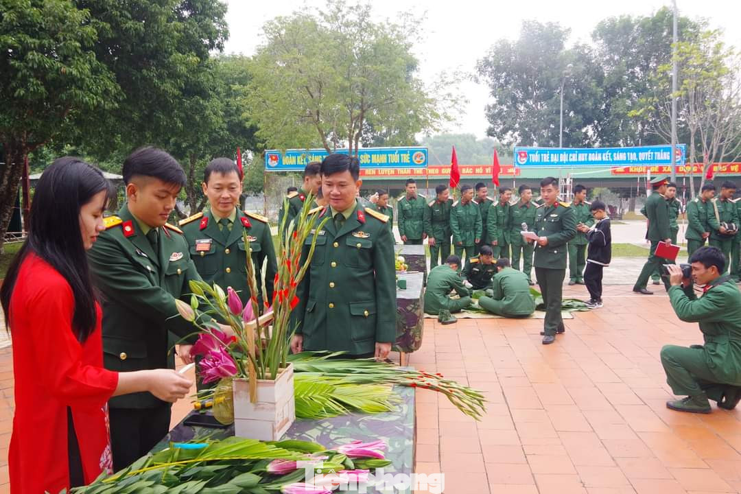 Từ bàn tay khéo léo của cán bộ, chiến sĩ Lữ đoàn 16 đã làm nên những sản phẩm đẹp mắt dành vui xuân, đón Tết Từ bàn tay khéo léo của cán bộ, chiến sĩ Lữ đoàn 16 đã làm nên những sản phẩm đẹp mắt dành vui xuân, đón Tết