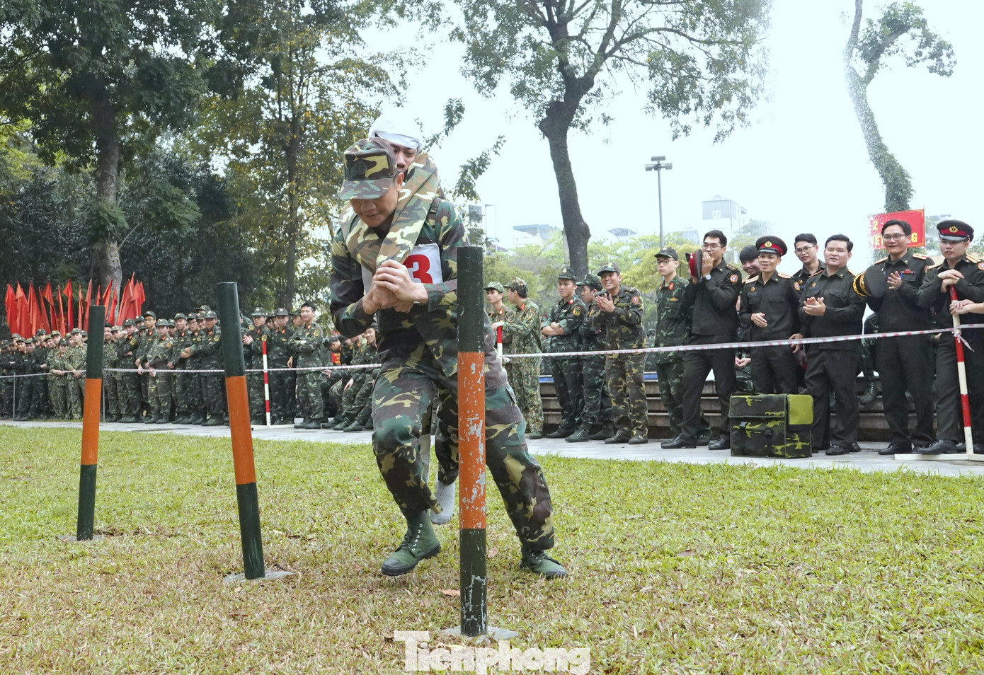 Cõng thương binh vượt hàng cọc luồn lách.