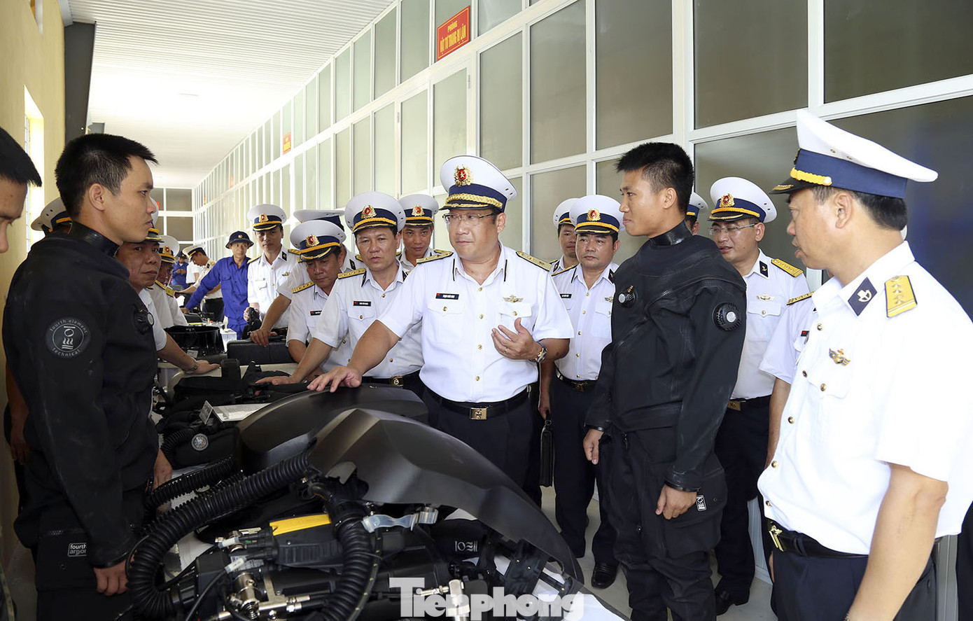 Phó Đô đốc Phạm Hoài Nam - Tư lệnh Hải quân (nay là Thượng tướng, Thứ trưởng Bộ Quốc phòng) kiểm tra khí tài lặn của chiến đấu viên người nhái thuộc Lữ đoàn Đặc công Hải quân 126, tháng 8/2018. Phó Đô đốc Phạm Hoài Nam - Tư lệnh Hải quân (nay là Thượng tướng, Thứ trưởng Bộ Quốc phòng) kiểm tra khí tài lặn của chiến đấu viên người nhái thuộc Lữ đoàn Đặc công Hải quân 126, tháng 8/2018.