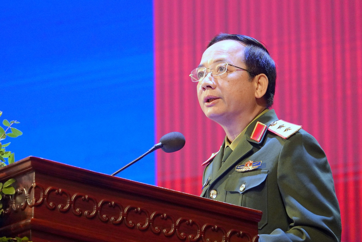 Trung tướng Trịnh Văn Quyết phát biểu tại hội nghị Trung tướng Trịnh Văn Quyết phát biểu tại hội nghị