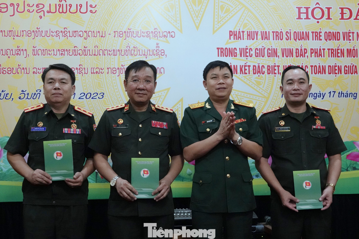 Lãnh đạo Ban Thanh niên Quân đội trao quà lưu niệm tặng đại biểu Quân đội nhân dân Lào tham dự hội đàm. Lãnh đạo Ban Thanh niên Quân đội trao quà lưu niệm tặng đại biểu Quân đội nhân dân Lào tham dự hội đàm.