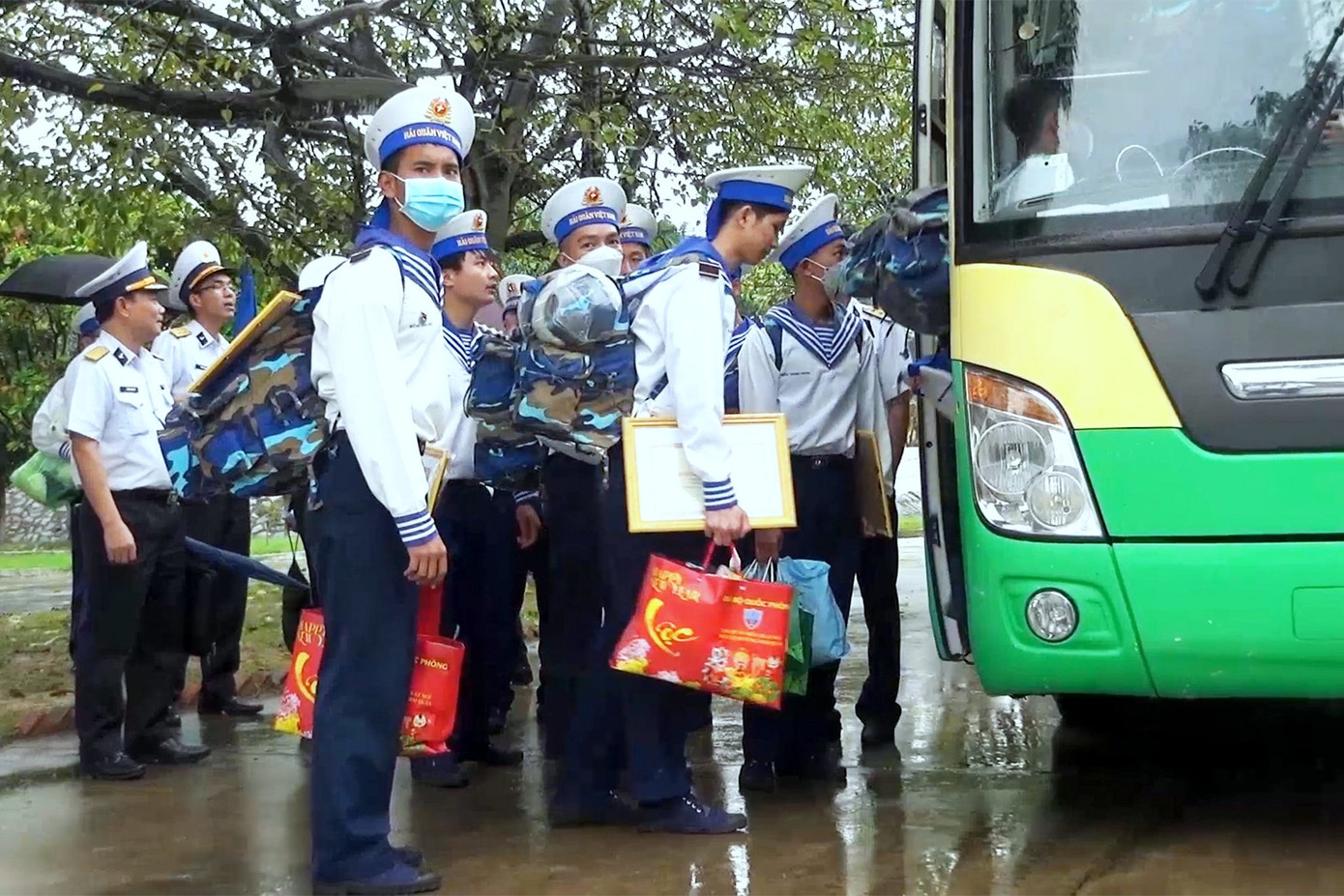 Chiến sĩ hoàn thành nghĩa vụ quân sự tại Vùng 4 Hải quân lên xe trở về địa phương đón Tết nguyên đán Quý Mão 2023 cùng gia đình
